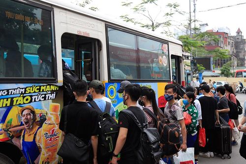 Bến xe đông nghịt người, xe buýt quá tải trong ngày cuối kỳ nghỉ lễ