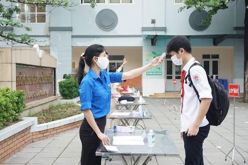 Thanh niên Thủ đô hỗ trợ biện pháp phòng dịch trong ngày đầu học sinh trở lại trường