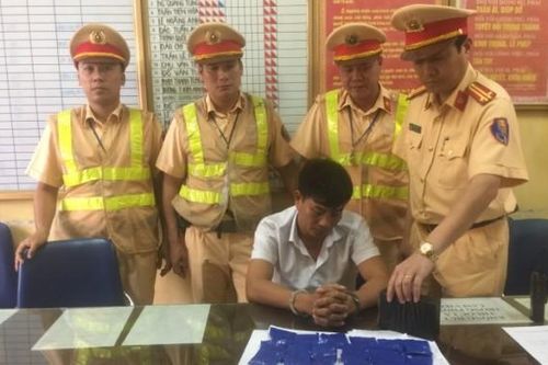Cảnh sát giao thông bắt vụ vận chuyển 10 bánh heroin trong dịp nghỉ lễ 30-4 và 1-5
