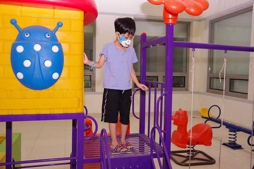 Bé 8 tuổi bị chứng bệnh lạ 100.000 người mới có 1-2 ca mắc