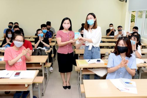 Sau 3 tháng nghỉ học từ Tết, sinh viên được nhận món quà bất ngờ ngày đầu tiên đến trường
