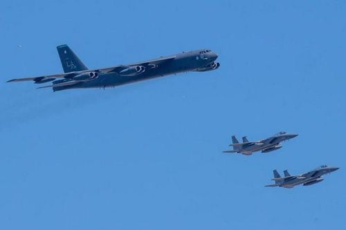 B-52 rơi linh kiện khi bay cổ vũ y bác sĩ Mỹ trong đại dịch Covid-19