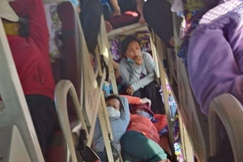 Xe 'nhồi' khách kín đặc lối đi