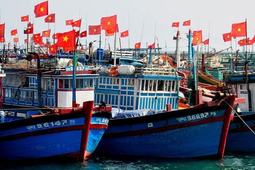 Phản đối lệnh cấm đánh bắt cá của Trung Quốc trên Biển Đông