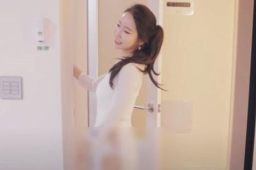 Dân mạng Việt lên án một vlogger Hàn Quốc diện áo dài không quần