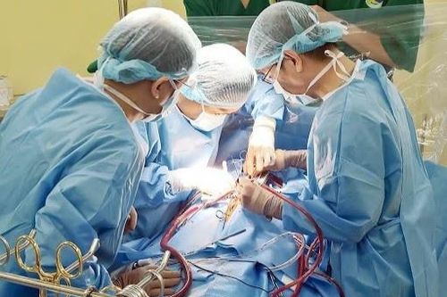 Tiểu ra máu, người phụ nữ bị vỡ u thận