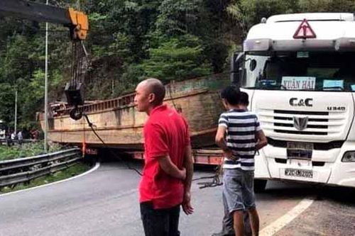 Xe đầu kéo gây ùn tắc nhiều giờ trên đèo Bảo Lộc