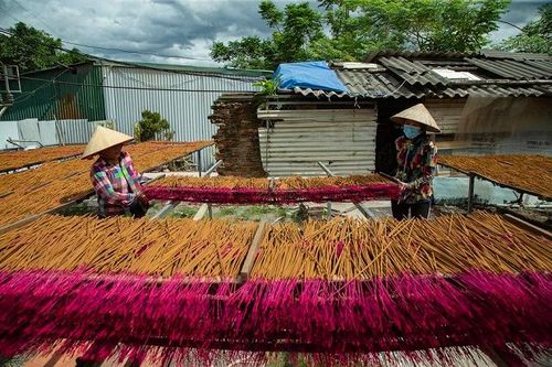 Làng nghề thực hiện 'nhiệm vụ kép'