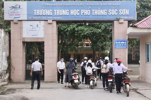 Trường THPT Sóc Sơn phòng dịch Covid-19 ra sao trong ngày đầu đón học sinh trở lại?