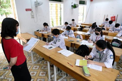 Học sinh tại tâm dịch Mê Linh trong ngày đầu trở lại trường