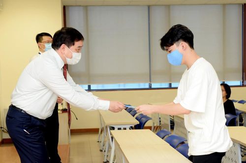 Trường ĐH Kinh tế Quốc dân hỗ trợ sinh viên phòng dịch trong ngày đi học trở lại