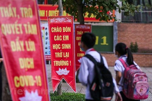 Học sinh Trung học háo hức trở lại trường học sau thời gian dài nghỉ phòng dịch Covid-19