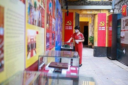 Cục Di sản Văn hóa yêu cầu du khách đeo khẩu trang trước khi vào bảo tàng, di tích