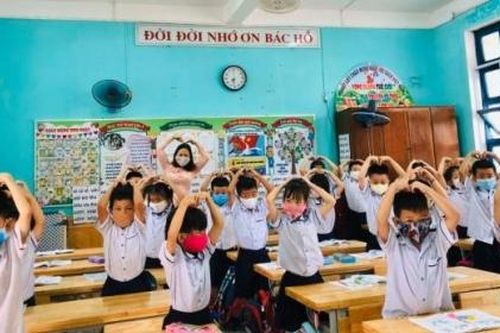 Học sinh hân hoan đi học trở lại sau thời gian nghỉ dịch Covid -19