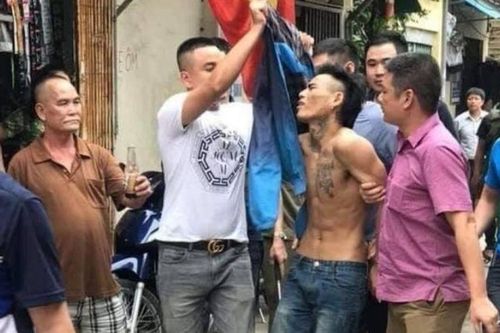 Nam thanh niên cầm dao dọa chém người đi đường rồi khống chế một phụ nữ suốt đêm
