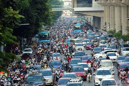 Dòng người 'chôn chân' dưới nắng trên đường Hà Nội, TP HCM sáng đầu tuần