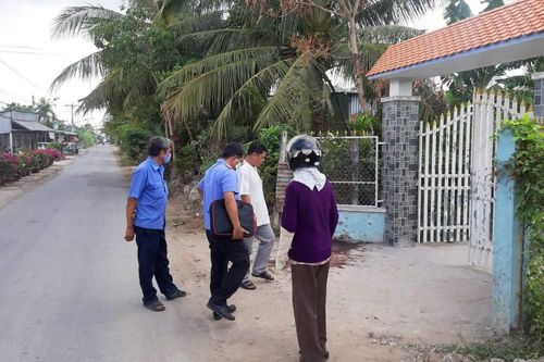 Camera ghi lại cảnh nam thanh niên bị nhóm người truy sát, đâm chém tới chết giữa đường