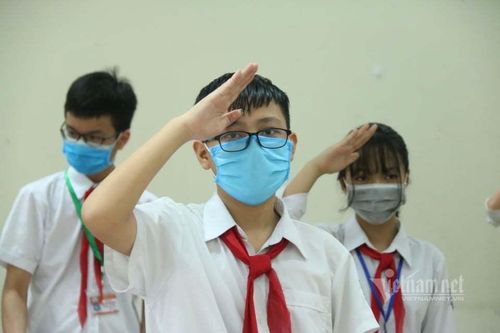 Lần đầu tiên thầy cô đón học sinh đến trường vào tháng 5