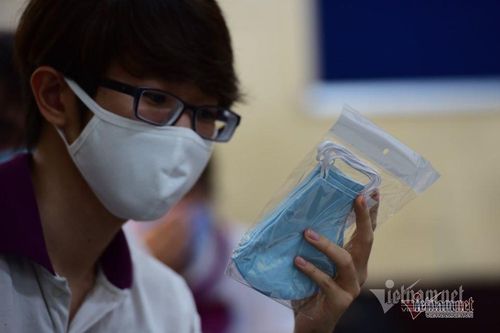 Trở lại trường sau 107 ngày nghỉ dịch, mỗi học sinh được phát 9 khẩu trang