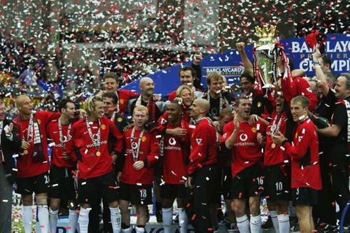 Ngày này năm xưa: Arsenal 'dâng' ngôi vô địch cho MU
