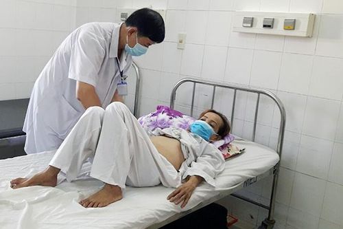 Cứu nữ bệnh nhân tiểu ra máu ồ ạt do vỡ khối u lớn ở thận
