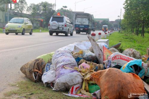 Ngập ứ rác thải sau kỳ nghỉ lễ ở Nghệ An