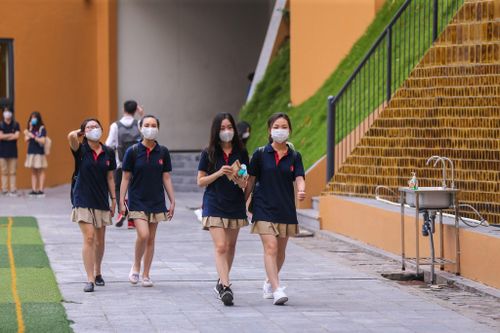 Học sinh háo hức trở lại trường học sau thời gian dài nghỉ do COVID-19