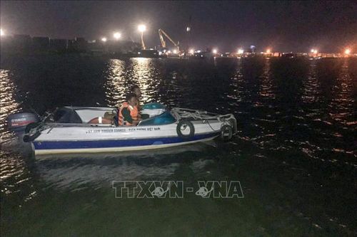 Bộ đội Biên phòng TP Hồ Chí Minh cứu sống 2 người dân bị chìm thuyền trên sông