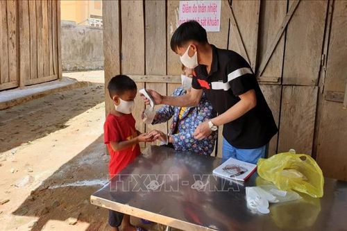 Thầy, cô giáo vượt đồi núi, vận động học sinh trở lại lớp sau dịch COVID-19