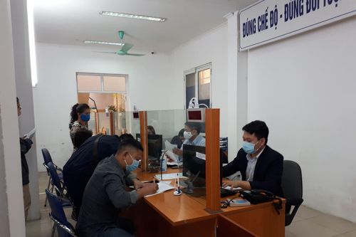 Bị mất việc nhưng được lĩnh trợ cấp thất nghiệp có được hưởng hỗ trợ của Chính phủ?