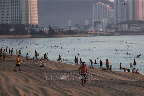 Du lịch biển nhộn nhịp trở lại sau những ngày giãn cách xã hội