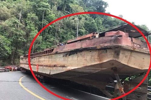 Đèo Bảo Lộc kẹt xe hàng km do xe đầu kéo chở thuyền 'khủng'