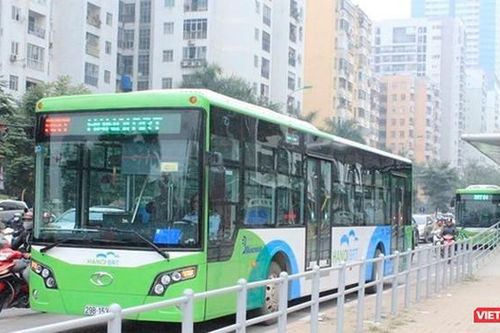 Hà Nội: Xe buýt không được chở quá 30 người, khách ngồi cách nhau 1m