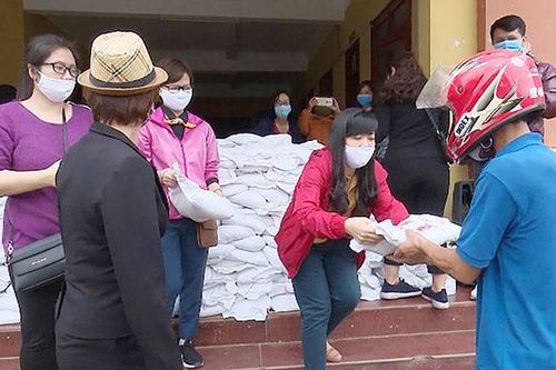 Giúp người dân bị ảnh hưởng dịch Covid-19 vượt qua khó khăn