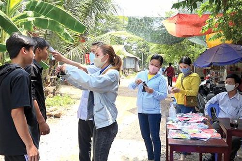 Bãi tắm cồn Long Khánh đón hàng ngàn du khách