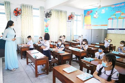 Học sinh trở lại trường: Nhiều giải pháp phòng dịch được triển khai