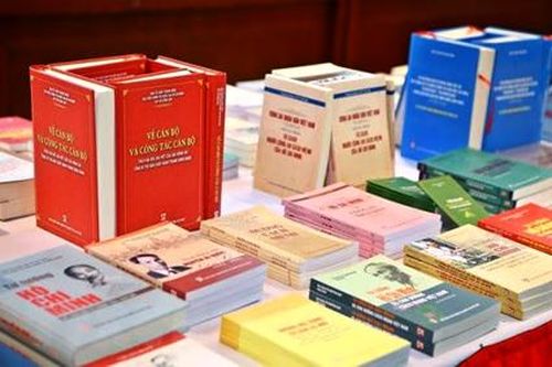 Nghiên cứu sách chính trị là nhiệm vụ thường xuyên của đảng viên