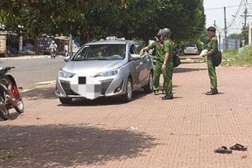 Giành khách trước cổng bệnh viện, tài xế taxi đâm chết đồng nghiệp