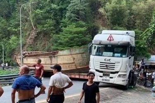 Tạm giữ 'quái thú' gây ùn tắc đèo Bảo Lộc