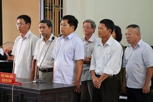 Kỳ án 8 bị cáo chia nhau 68 năm tù (!)