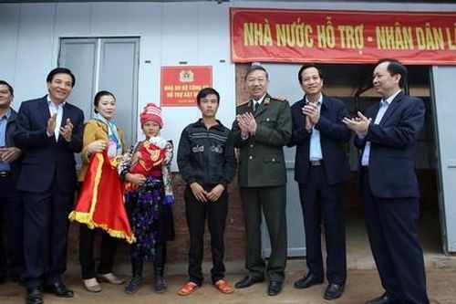 Đồng bào ở huyện Mường Nhé cảm ơn Bộ trưởng Bộ Công an