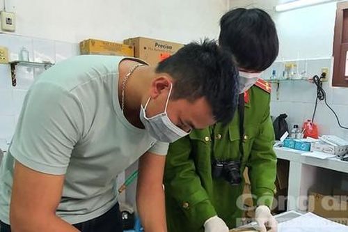 Cặp tình nhân lạc lối, 'đèo bồng'... 4 bánh heroin