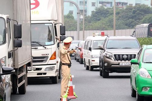 Giao thông nhiều vi phạm, du lịch khởi sắc trong dịp nghỉ lễ 30-4, 1-5
