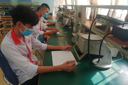Học sinh, sinh viên các trường nghề náo nức trở lại trường