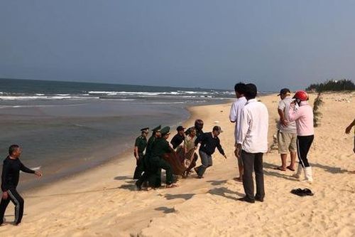 Tìm thấy thi thể nam thanh niên bị sóng cuốn trên biển khi đi du lịch cùng gia đình