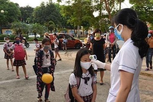 Học sinh, giáo viên vui vẻ trở lại trường sau kỳ nghỉ dài