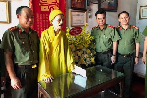 Lãnh đạo CATP Hà Nội thăm, chúc mừng Đại lão Hòa thượng Thích Phổ Tuệ nhân dịp Lễ Phật đản 2020