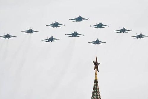 Xem tiêm kích tàng hình Su-57 Nga trình diễn tuyệt đẹp trên bầu trời Matxcơva