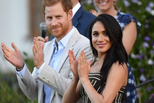 Sách hé lộ đời tư của Harry và Meghan đắt hàng
