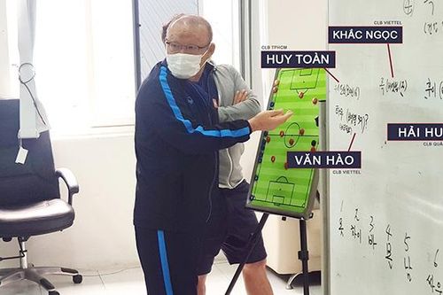 V-League trở lại, HLV Park Hang Seo mừng thầm